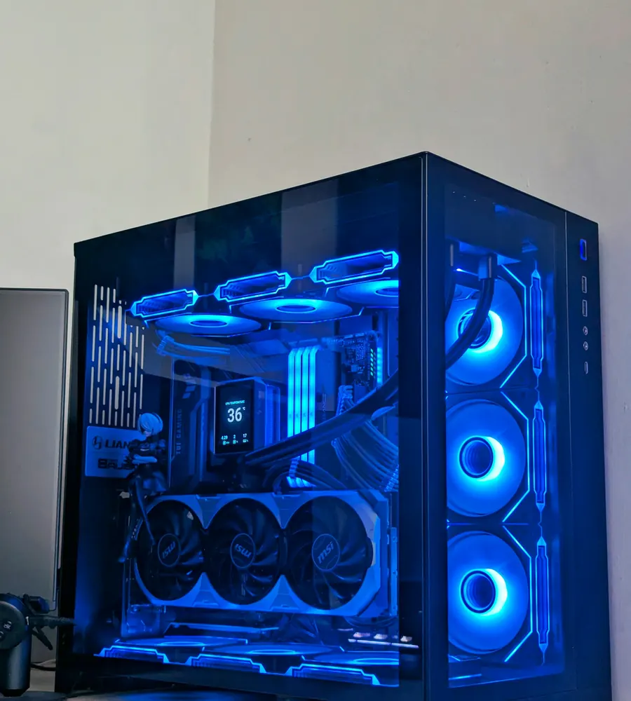PC gamer con iluminación RGB azul